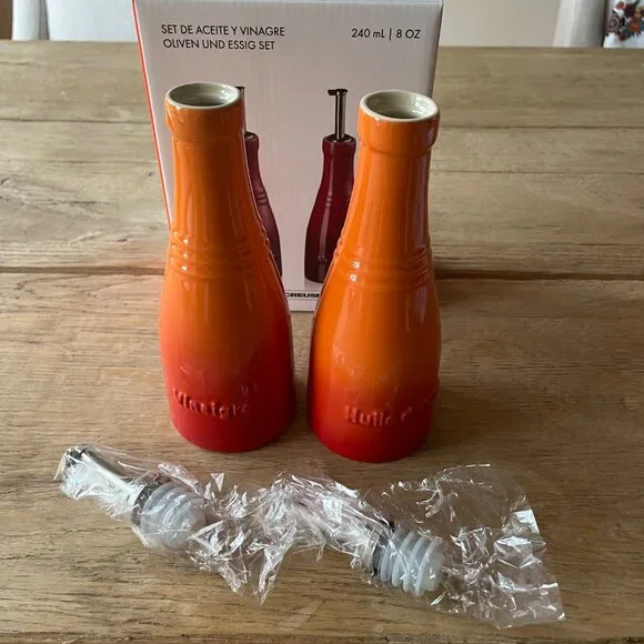 NEW Le Creuset Stoneware Classic 8 oz Oil & Vinegar Set Flame Orange - Picture 3 of 12
